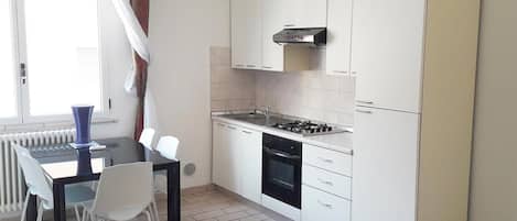 Refrigerador, parrilla de estufa y utensilios de cocina