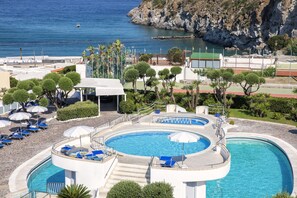 3 piscinas al aire libre, sombrillas, sillones reclinables de piscina