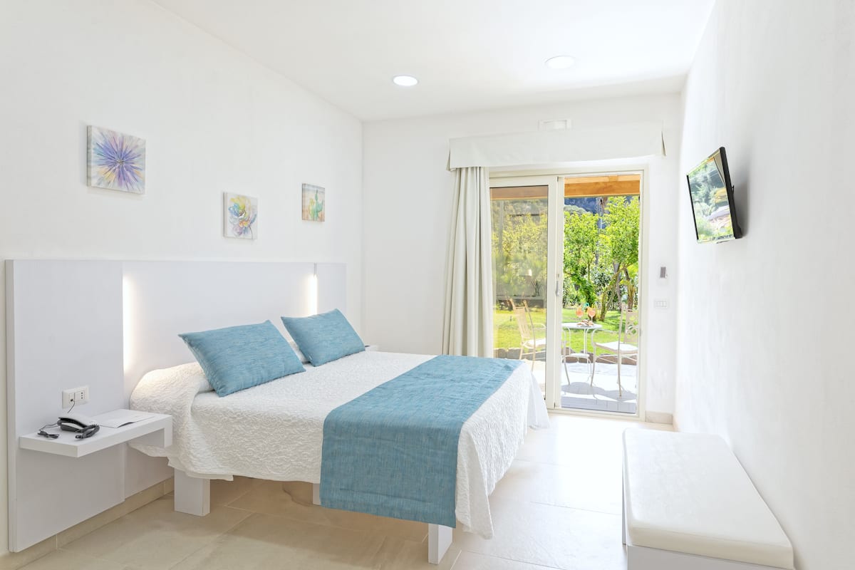 Superior Double or Twin Room, 1 Bedroom, Garden View, Annex Building | In-room safe, desk, bed sheets