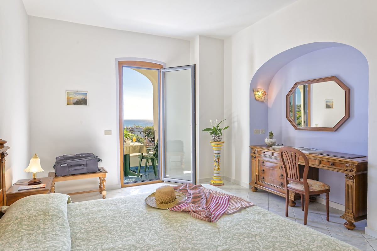 1 bedroom, in-room safe, desk, bed sheets