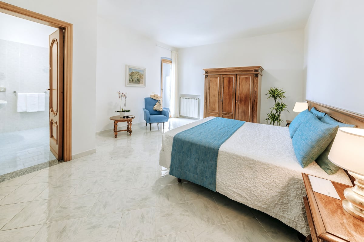 In-room safe, desk, bed sheets