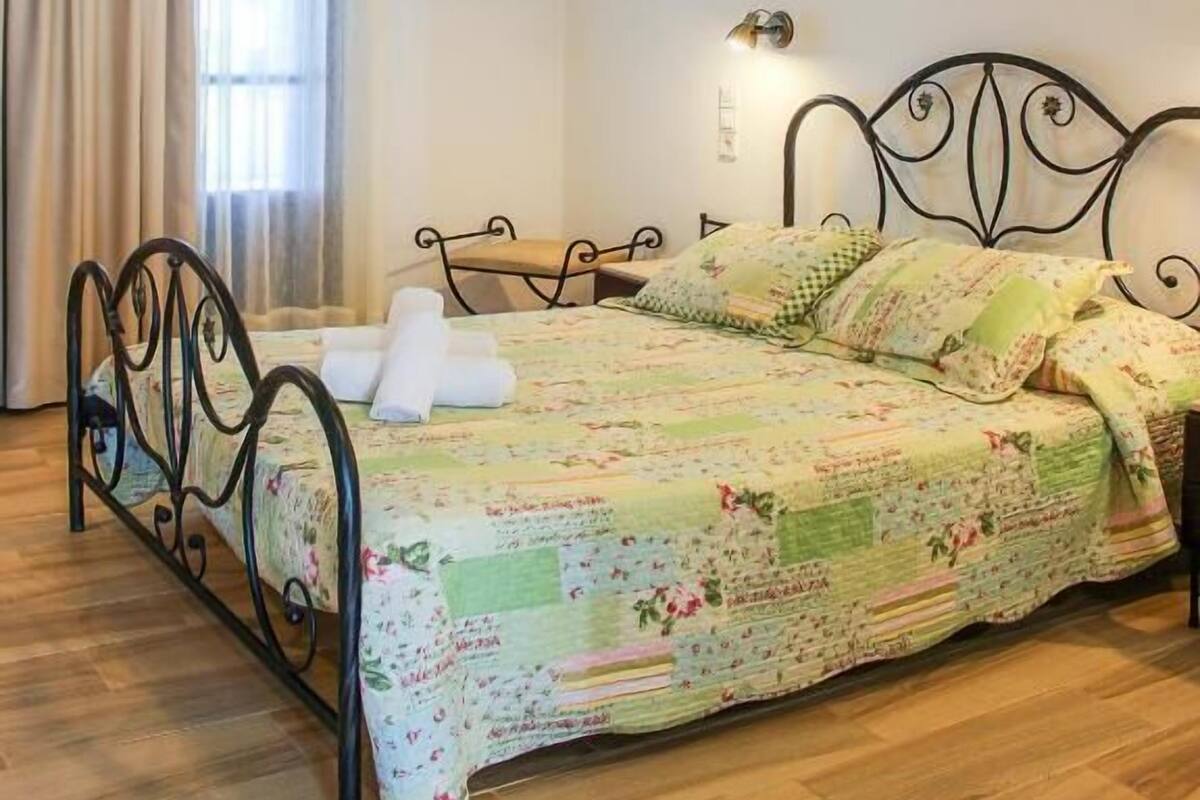 Caja de seguridad en la habitación, wifi gratis y ropa de cama