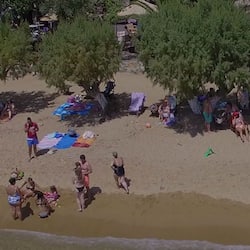 Sulla spiaggia, lettini da mare, ombrelloni, un bar sulla spiaggia