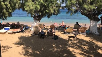 Am Strand, Liegestühle, Sonnenschirme, Strandbar