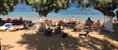 Am Strand, Liegestühle, Sonnenschirme, Strandbar