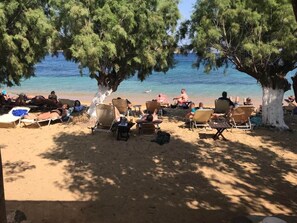 Am Strand, Liegestühle, Sonnenschirme, Strandbar