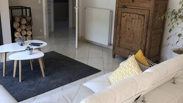 TV connectée, cheminée, console de jeux vidéo, baby-foot