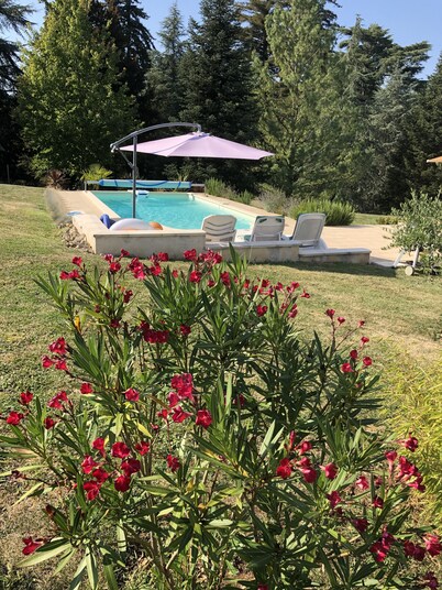 Vacation home with private pool and bicycles, near Riberac market 