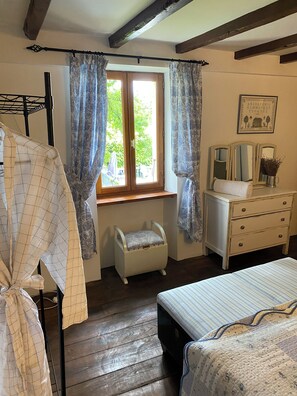 3 chambres, bureau, fer et planche à repasser, lit de bébé portatif