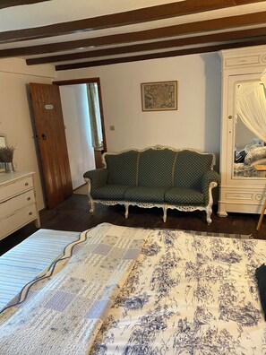 4 bedrooms, desk, iron/ironing board, WiFi