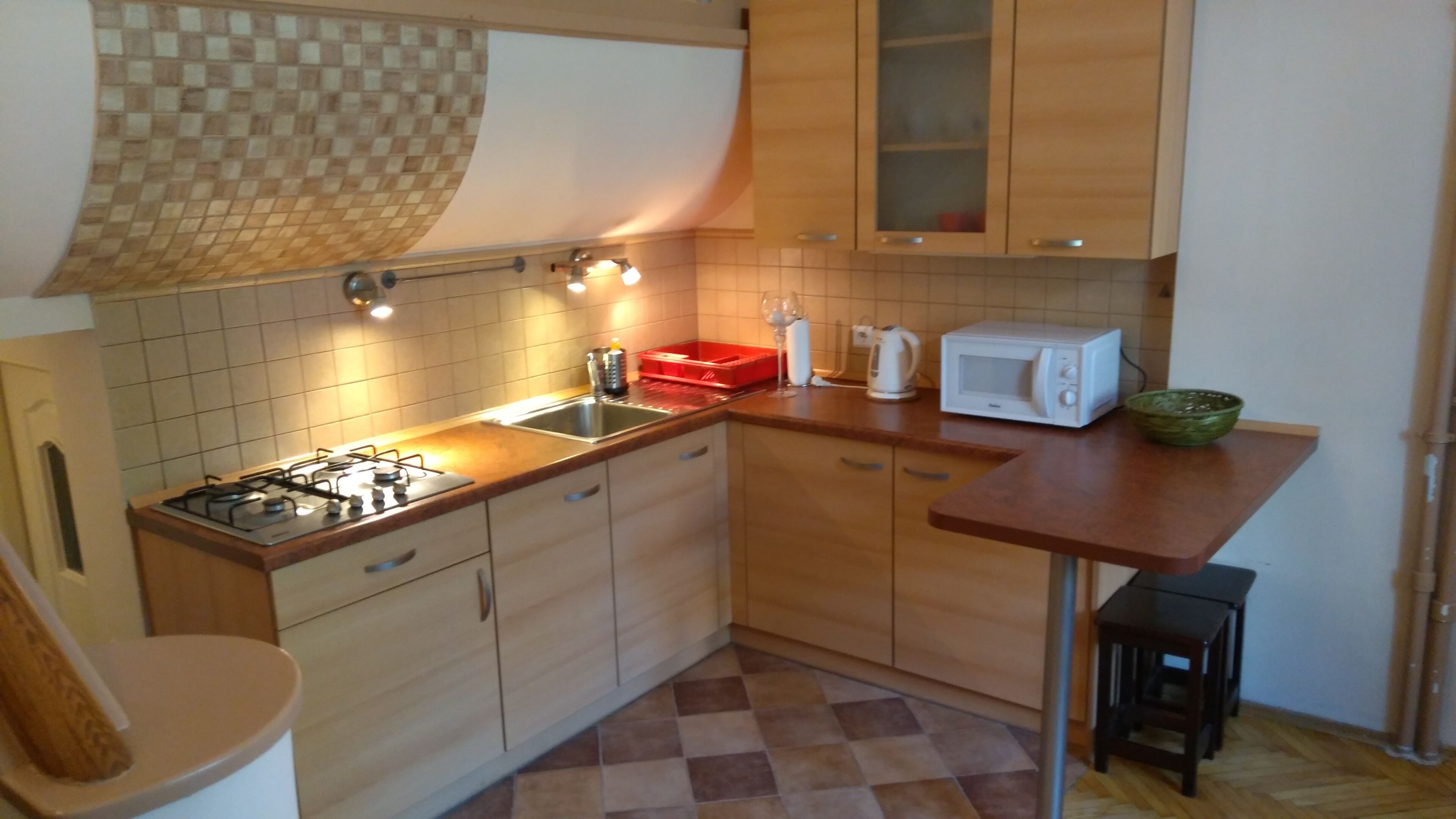 Apartamento básico | Cocina básica privada | Frigorífico, microondas, placa de cocina y utensilios de cocina