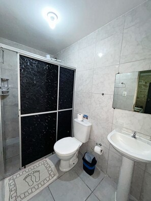 Standard Triple Room | Bathroom | Shower, towels, soap, toilet paper - Casa Porto Hospedaria (Ipojuca)