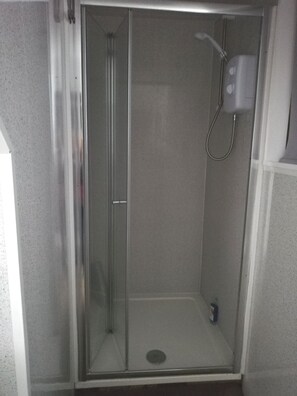 Ferienhaus | Badezimmer | Dusche, kostenlose Toilettenartikel, Haartrockner, Handtücher