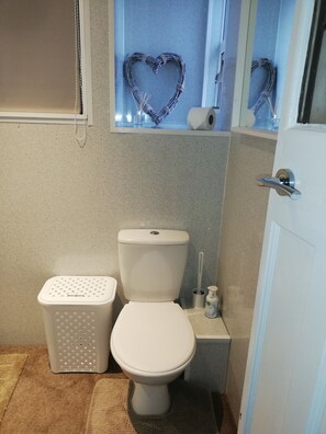 Cottage | Salle de bain | Douche, articles de toilette gratuits, sèche-cheveux