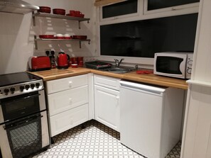 Chaumière | Cuisine privée | Réfrigérateur grande capacité avec congélateur, four à micro-ondes