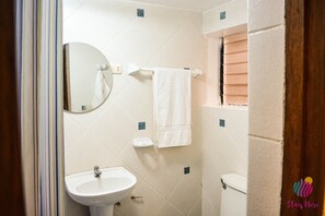 Ducha, artículos de higiene personal gratuitos y toallas