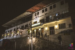 Fachada del alojamiento - Noche