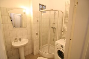 Doccia, asciugacapelli, asciugamani, sapone