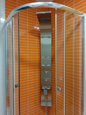 Een douche, een haardroger, handdoeken, zeep