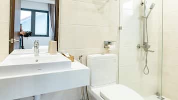 Deluxe Double Room | Bathroom | Shower, rainfall showerhead, designer toiletries, hair dryer