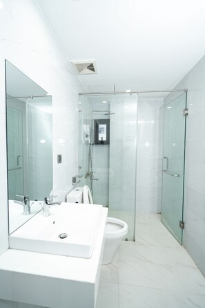 Superior Double Room | Bathroom | Shower, rainfall showerhead, designer toiletries, hair dryer - SWEDEN Hotel and Apartment (Da Nang)