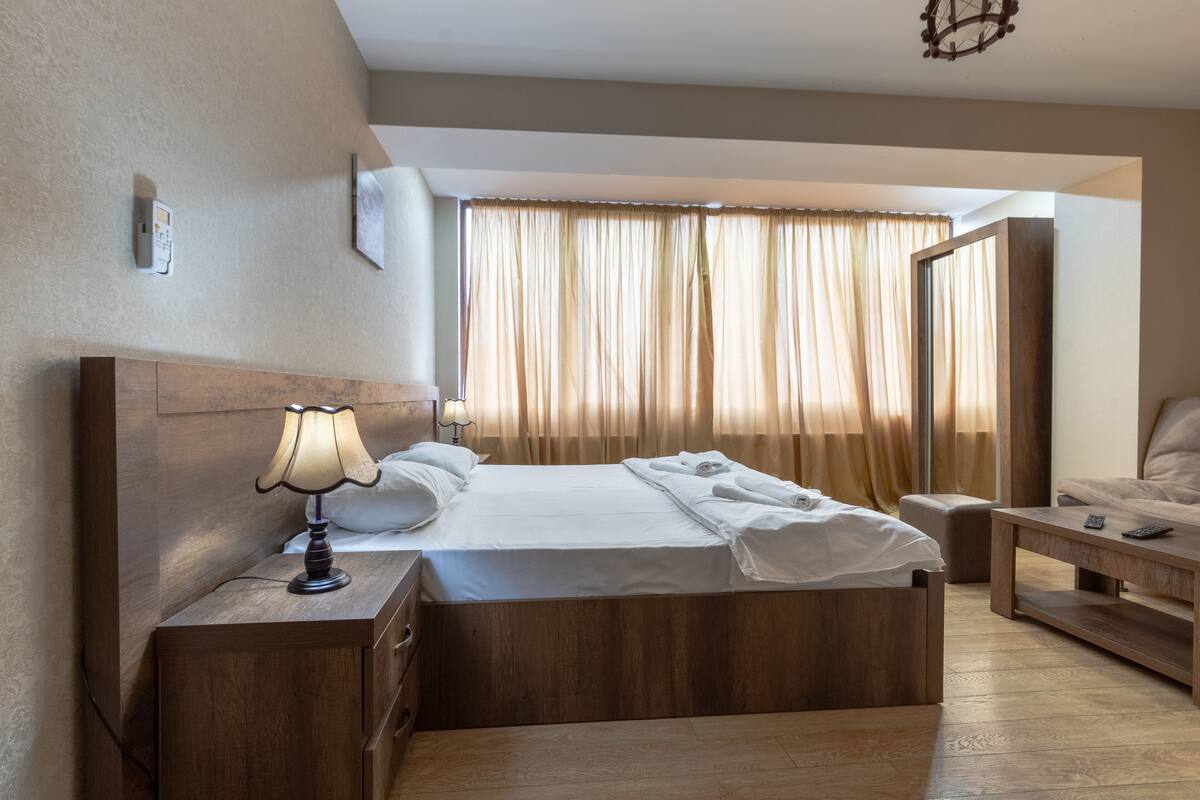 Deluxe Room | 1 bedroom, soundproofing, iron/ironing board (on request), WiFi (free)