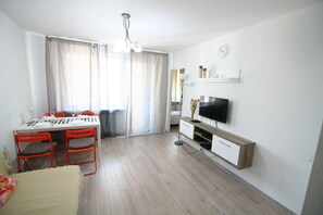 เบสิกอพาร์ทเมนท์, 2 ห้องนอน | ห้องนั่งเล่น | ทีวีจอแบน 32 นิ้ว พร้อมช่องเคเบิล, ทีวี