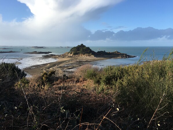 Beach - small stone house in a character site (Plourin-lès-Morlaix)