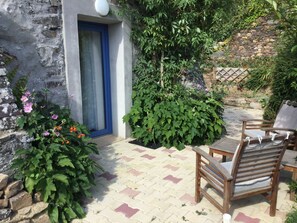 Terrace/patio - small stone house in a character site (Plourin-lès-Morlaix)