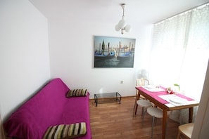 Apartamento clássico | Área de estar | TV de tela plana 27 polegadas com canais a cabo, TV
