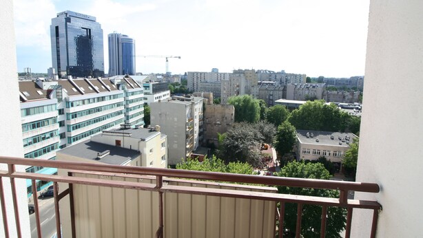 En stadsbild med moderna byggnader, inklusive en framträdande skyskrapa.