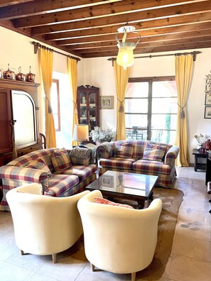 Smart TV, fireplace, ping pong, books - Villa with swimming pool in the heart of the Tramuntana Mountains (orient)