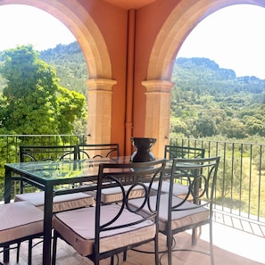 Outdoor dining - Villa with swimming pool in the heart of the Tramuntana Mountains (orient)