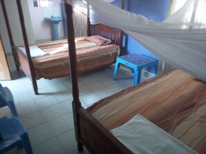 Doppelzimmer | Schreibtisch, Bettwäsche