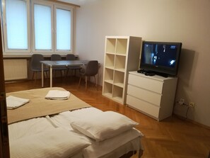Lägenhet Classic | Vardagsrum | 32-tums LCD-tv med kabelkanaler och tv