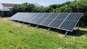 Un ensemble de panneaux solaires installé à l’extérieur.