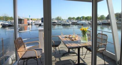 Cozy floating Boatlodge "Mallorca", Max. 4 pers, 2 bedrooms.