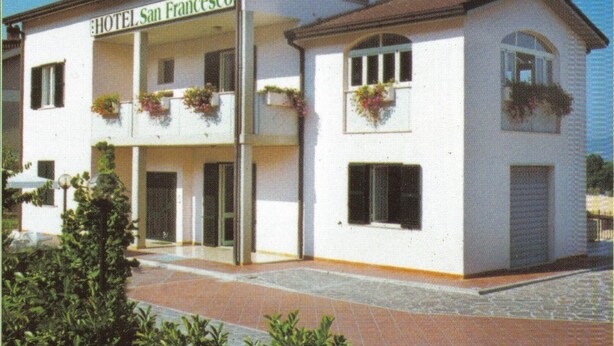 A two-story building with a sign reading "HOTEL San Francesco". - Hotel San Francesco Inn (Stroncone)