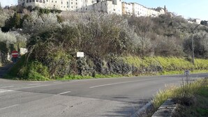 A road curving to the right with a sign indicating a turn. - Hotel San Francesco Inn (Stroncone)