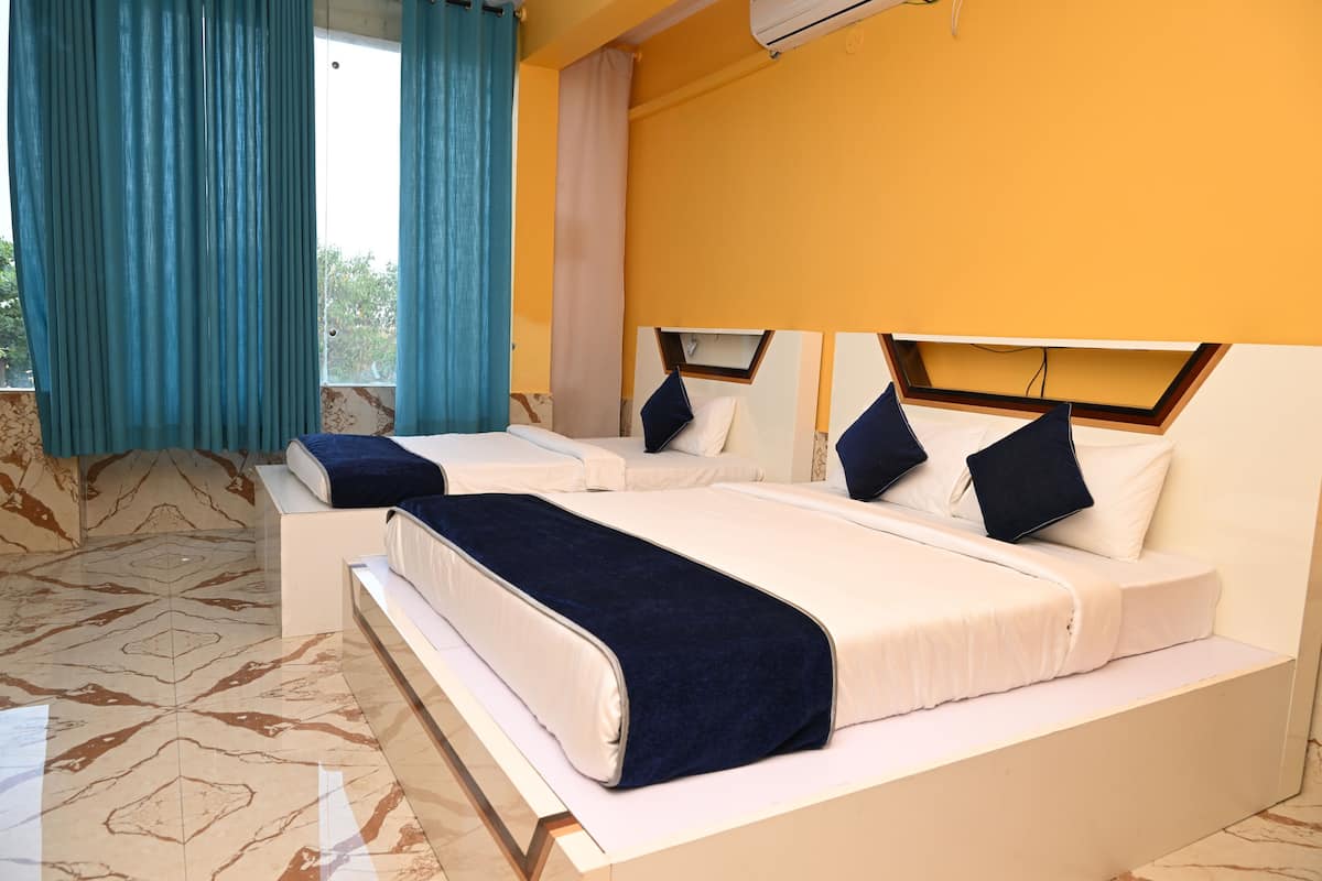 Een hotelkamer met twee bedden, een groot raam met gordijnen en een vloer met een marmerpatroon.