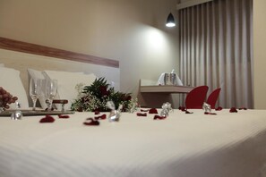 Minibar, escriptori i espai de treball apte per a portàtils 