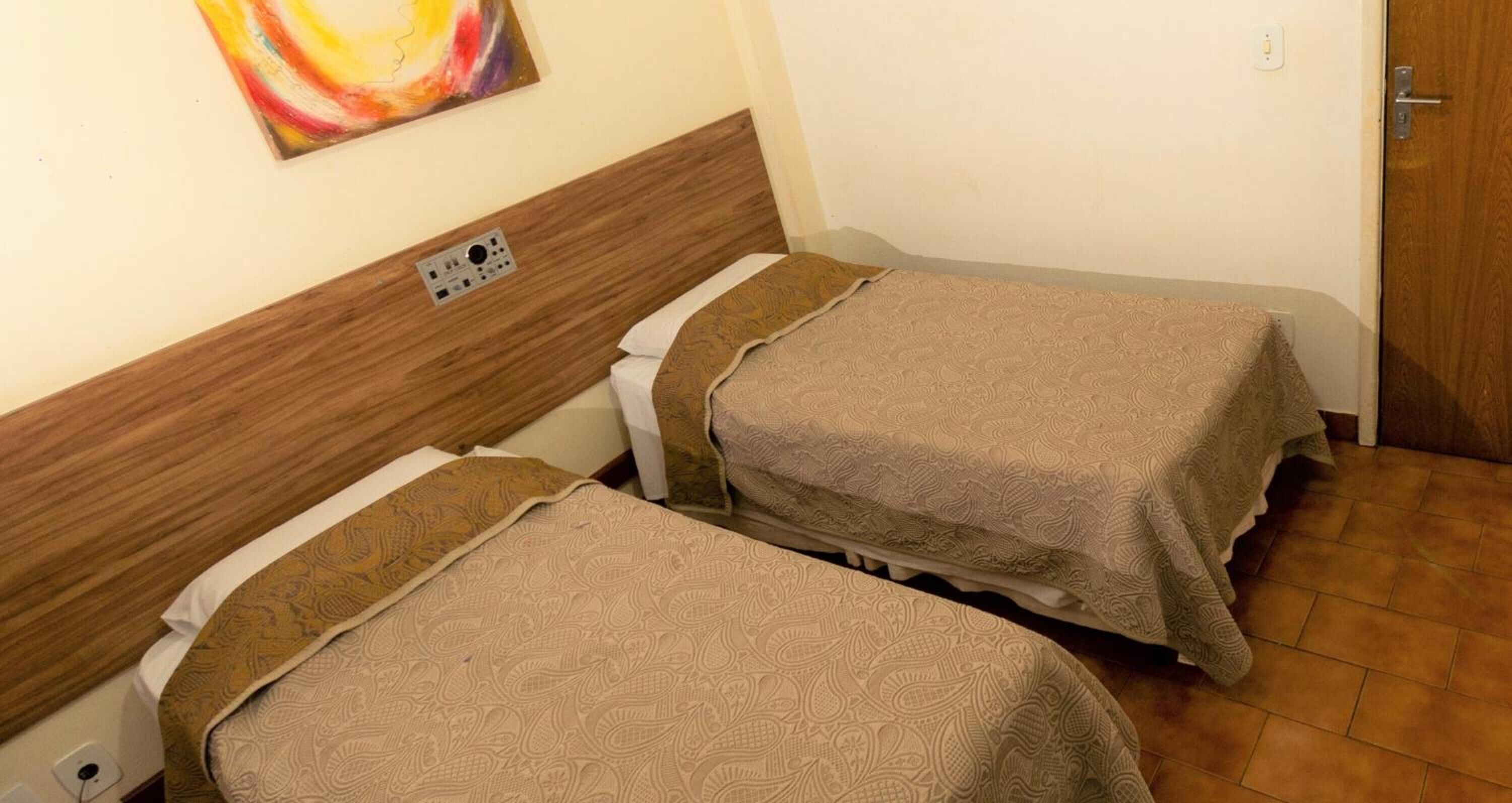 Frigobar, escrivaninha, espaço de trabalho para notebook