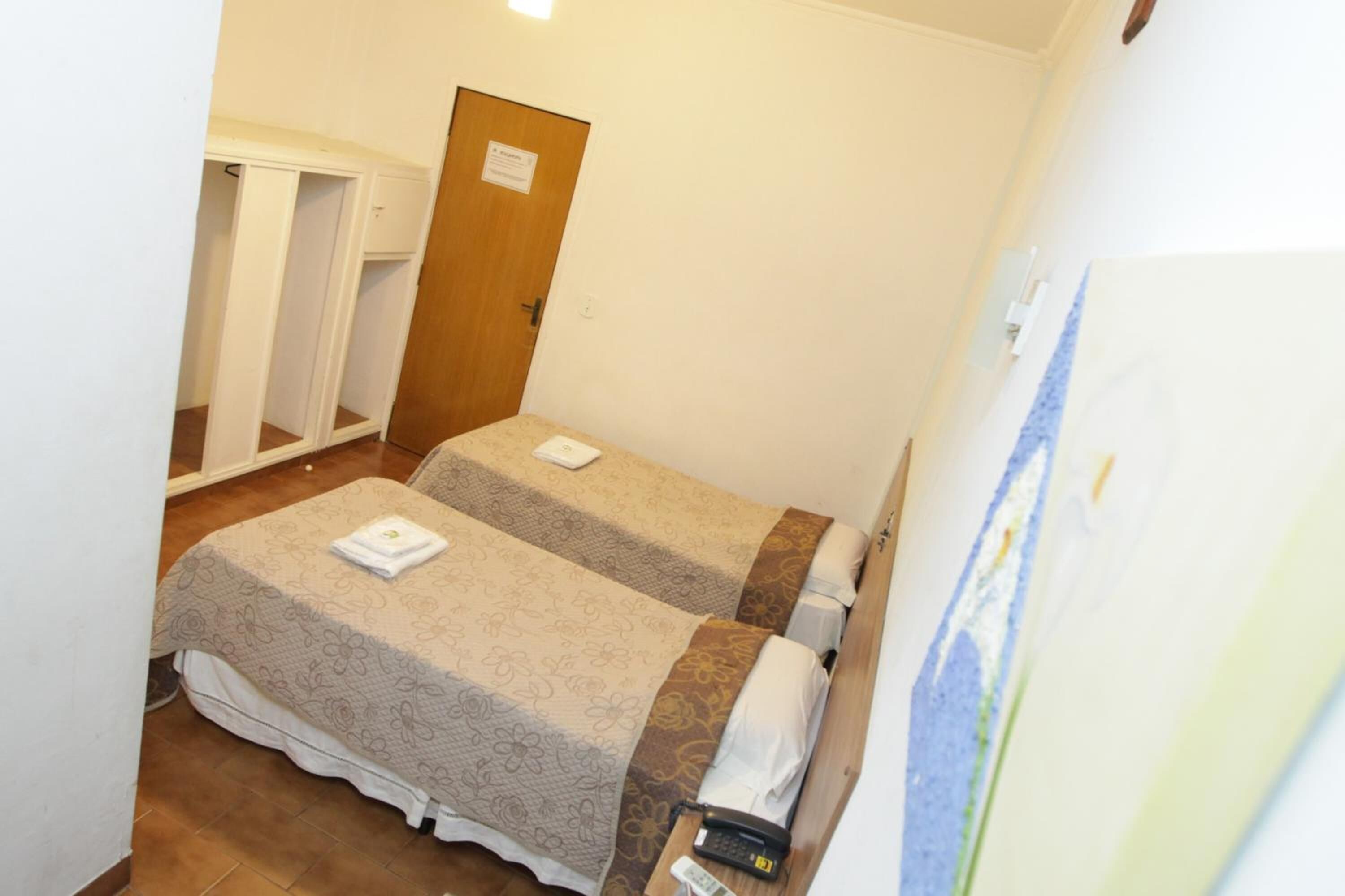 Frigobar, escrivaninha, espaço de trabalho para notebook