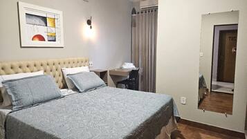 Quarto Novo Superior Casal | Minibar, desk, laptop workspace, iron/ironing board