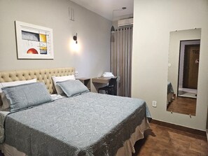 Quarto Novo Superior Casal | Minibar, desk, laptop workspace, iron/ironing board