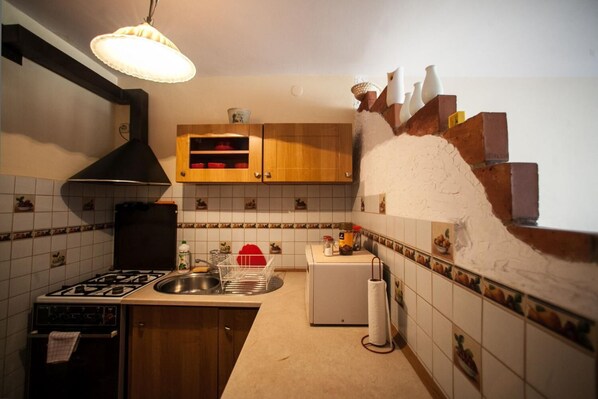 Kühlschrank, Mikrowelle, Herdplatte, Wasserkocher