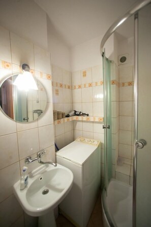 Combined shower/tub, hair dryer, towels, soap
