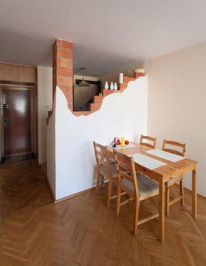 Kühlschrank, Mikrowelle, Herdplatte, Wasserkocher