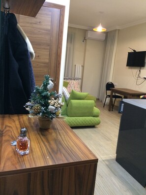 TV - Clean,  bright and comfortable apartment with balcony and sea view. (Batumi)