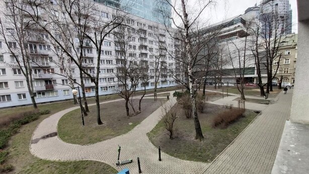 A view of a park with pathways, trees, and buildings in the background. - Apartamenty Varsovie Superb Panska 5 (Warsaw)